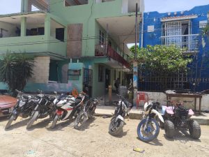 FGE, Guardia Nacional y Ejército, recuperan siete motocicletas, cinco con reporte de robo, en cateo cumplimentado en la zona continental de Isla Mujeres