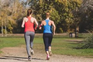 Este es el hábito que impulsa la felicidad en las mujeres, según científico de Harvard