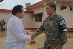 Se reúne Joaquín «Huacho» Díaz Mena con mandos de la Décima Tercera Zona Naval en Yucatán