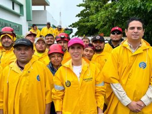 Atenea Gómez Ricalde supervisa trabajos tras el paso del huracán “Helene” en Isla Mujeres