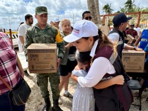 Supervisa Mara Lezama el desahogo de calles y entrega apoyos a pescadores, tras el paso de “Helene”