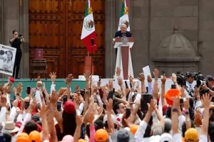 AMLO hace consulta a mano alzada sobre la reforma al Poder Judicial en el sexto informe desde el Zócalo de la CDMX