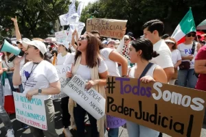 AMLO acusa de intromisión facciosa a jueces que buscan frenar la reforma judicial