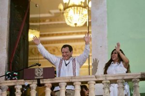 Entra Huacho al Palacio de gobierno con el pueblo de Yucatán 