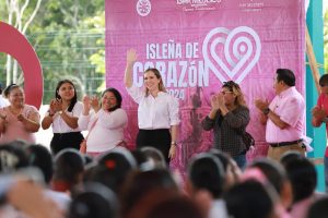 Atenea Gómez Ricalde entrega apoyos alimentarios del programa Isleña de Corazón en Zona Continental