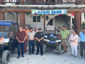 Entrega Nivardo Mena nuevas patrullas en Holbox