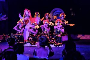 Tradiciones y arte se fusionan en el tercer día del Festival de Tradiciones de Vida y Muerte de Xcaret