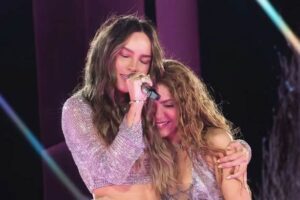 Shakira sorprende al compartir escenario con Belinda en su gira