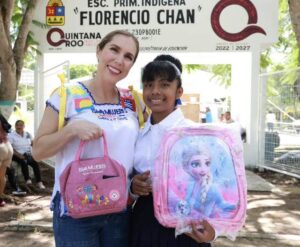 Atenea Gómez Ricalde entrega mochilas nuevas en Zona Agrícola y Francisco May