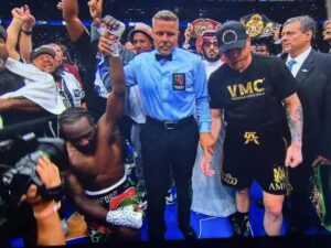 Terence Crawford derrota al ‘Canelo’ Álvarez por decisión unánime y le arrebata sus títulos mundiales