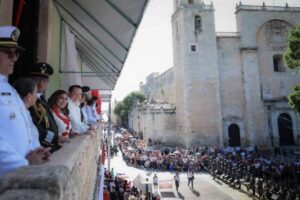 Más de 4,900 participantes engalanan desfile cívico-militar en Mérida