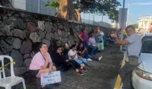 Duermen la noche a la intemperie para ver a Shakira en Veracruz