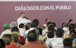 Joaquín Díaz Mena escucha y responde peticiones de las y los vecinos de la Amalia Solórzano