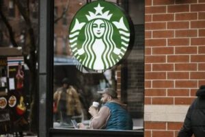 Starbucks anuncia cierres y despidos como parte de un plan para revivir la cadena de cafés 
