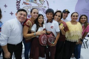 Arrancan Mara Lezama y Ana Paty Peralta en Cancún el programa municipal “Pasos para la Transformación” con entrega de tenis escolares