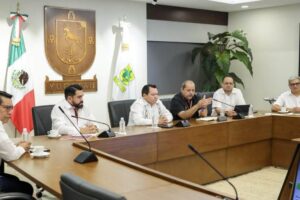 El Gobernador Joaquin Díaz Mena da seguimiento a temas del transporte público en reunión con la ATY 