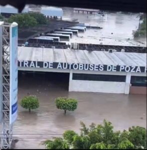 El desbordamiento del río Cazones deja severas inundaciones en Poza Rica