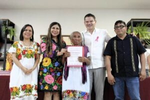 Premian en Yucatán excelencia del arte popular y bordado tradicional 