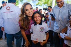 Refuerza Mara Lezama apoyo a educación en Cozumel al entregar tarjetas bancarias del Programa de Becas de la FPMC