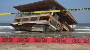 El restaurante flotante El Atracadero, encallado en Coatzacoalcos, aún no lo han desmantelado