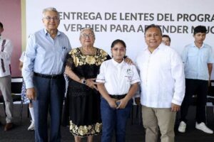 Más de 3,600 estudiantes en Yucatán reciben lentes gratuitos para mejorar su aprendizaje
