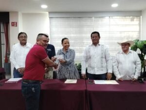 Entregan créditos para impulsar el campo y la pesca en Yucatán