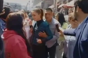 Hombre acosa a Claudia Sheinbaum Pardo, durante recorrido afuera de Palacio Nacional
