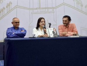Se presenta en la UADY el libro “Luz en la sombra. Mi camino por la transparencia y el INAI” de la ex comisionada Dra. Norma Julieta del Río Venegas