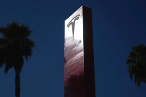 Accionistas de Tesla aprueban dar a Elon Musk la cifra récord de 1 billón de dólares 