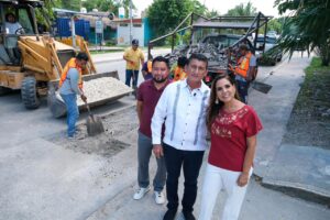 Acompaña Mara Lezama a José Alfredo Contreras en supervisión de bacheo, una obra municipal en Bacalar