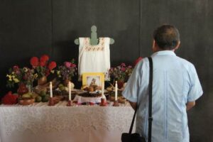 Rezadores mayas reflexionan sobre tradiciones funerarias