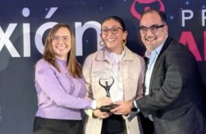 Grupo Xcaret y ágora reciben el Premio AMCO 2025 por la estrategia de comunicación de la Feria Xcaret de Arte Popular Mexicano