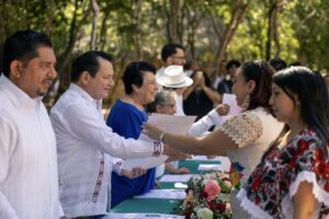 Gobernador Joaquín Díaz Mena entrega certificados de licenciatura e inaugura biblioteca en la Ubbjg de Valladolid