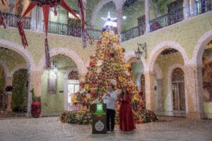 El Gobernador Joaquín Díaz Mena enciende el árbol navideño en Palacio de Gobierno