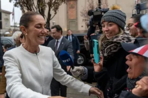 La Presidenta de México Claudia Sheinbaum Pardo se reúne con migrantes mexicanos en EEUU y pide un buen trato para ellos