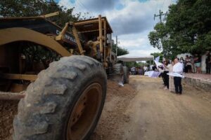 Renacimiento Maya reconstruye calles en Tekal de Venegas 