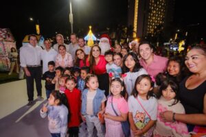 En la Zona Hotelera de Cancún, Mara Lezama enciende la magia con iluminación del árbol navideño