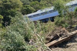 Confirman 13 muertos y 98 heridos por descarrilamiento del tren Interoceánico en Oaxaca