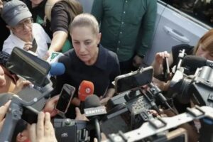 La Presidenta Claudia Sheinbaum Pardo, visita a heridos por descarrilamiento del Tren Interoceánico y anuncia primer apoyo de 30 mil pesos 