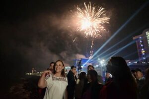 La gobernadora de Veracruz, Rocío Nahle bailó y recibió el 2026 con miles de familias congregadas en el bulevar Ávila Camacho
