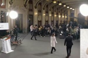 La Presidenta de México, Claudia Sheinbaum Pardo evacúa mañanera por sismo de 6.5