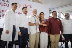 Mara Lezama y Martí Batres entregan credenciales permanentes del ISSSTE a jubilados y pensionados en Playa del Carmen