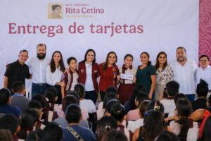 En fortalecimiento al derecho a la educación, Mara Lezama entrega 374 tarjetas de la beca “Rita Cetina”, en Cancún