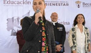 Ya nadie les puede quitar la beca a los estudiantes de secundaria, es un derecho permanente: Presidenta entrega Beca Rita Cetina en Ecatepec