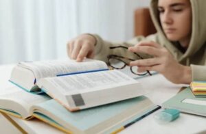 Sensación de inseguridad al futuro afecta a las juventudes, advierte la UNAM