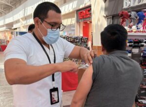 Refuerza Quintana Roo acciones preventivas de vacunación contra el sarampión con módulos y macrocentros en todo el estado