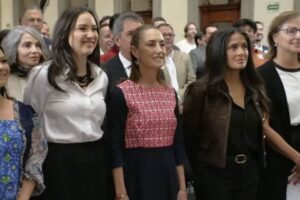 La Presidenta Claudia Sheinbaum anuncia con Salma Hayek incentivos para el cine y series de México