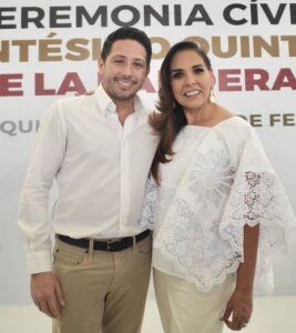 Renán Sánchez Tajonar acompaña a la Gobernadora Mara Lezama en el Día de la Bandera