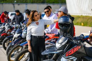 Recuperan y devuelven motocicletas en Cancún a legítimos propietarios; Mara Lezama encabeza entrega en el C5