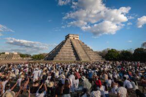 Más de 15 mil visitantes presencian descenso de Kukulcán en Chichén Itzá